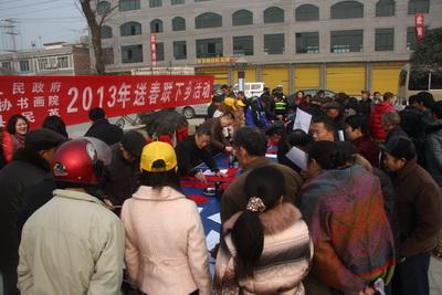 寫春聯(lián),送祝福 2013送春聯(lián)下鄉(xiāng)活動在董場舉行