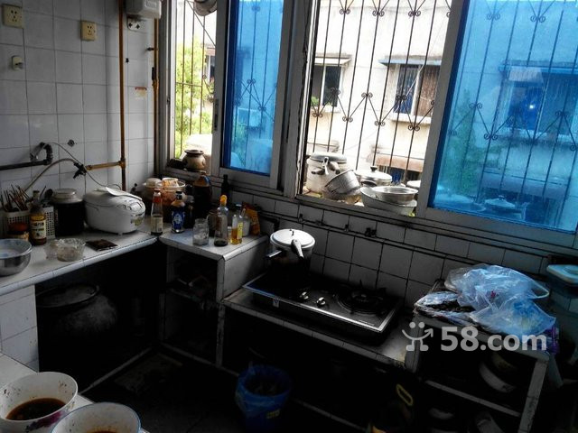 富民路 簡(jiǎn)裝大套三 送30平屋頂花園 小區(qū)中庭 可停車(chē)!